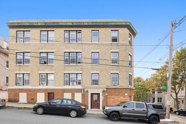 Building Photo - 25 Roslyn St