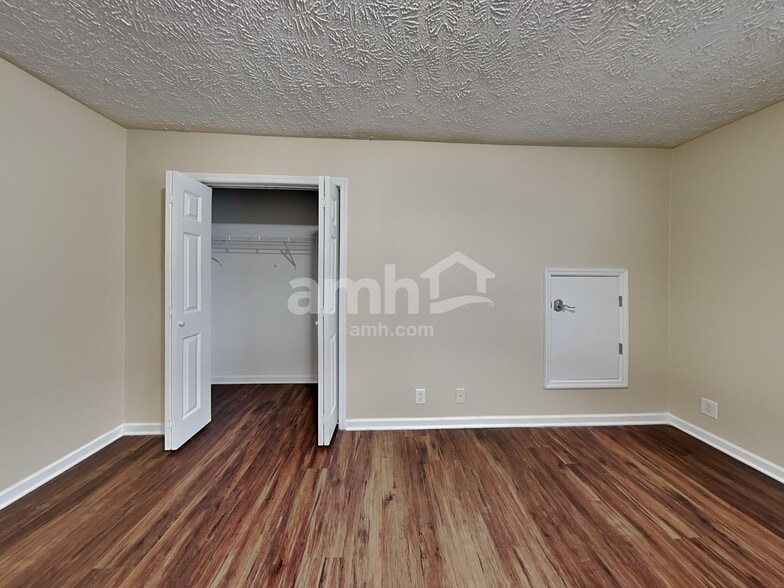 Building Photo - 313 School House Ct