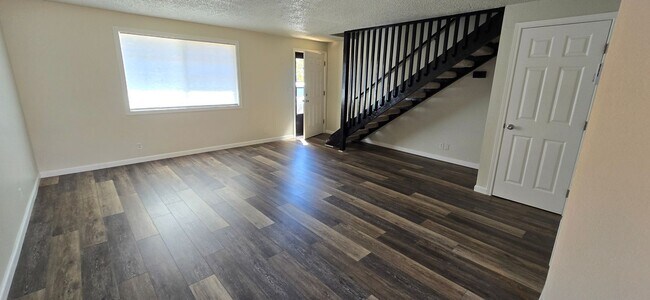 Building Photo - 2 Bedroom Townhouse *Move in Special*