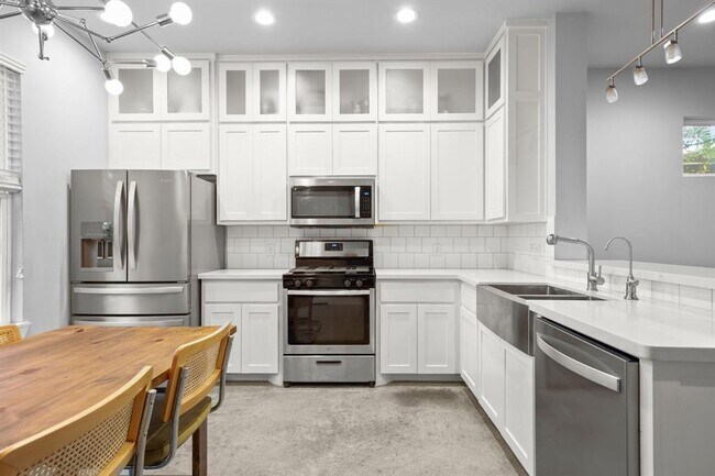 Building Photo - 1220 Delano St