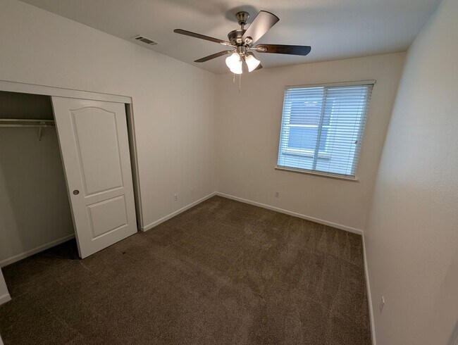 Building Photo - Well-Appointed Fairfield 4/2.5 Home with Excellent Location + Price