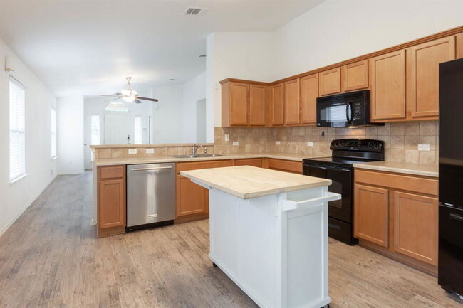 Building Photo - 906 Aiken Dr