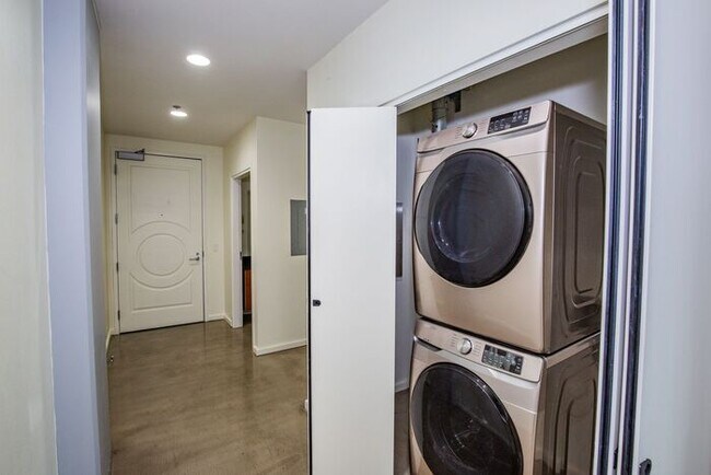 Building Photo - Stunning Modern 2Bdm 1Ba High-Rise Condo L...