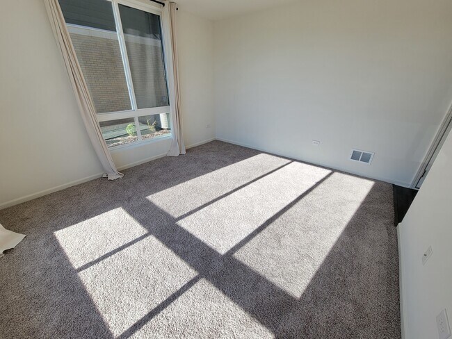 Building Photo - 1270 Lakepointe Dr