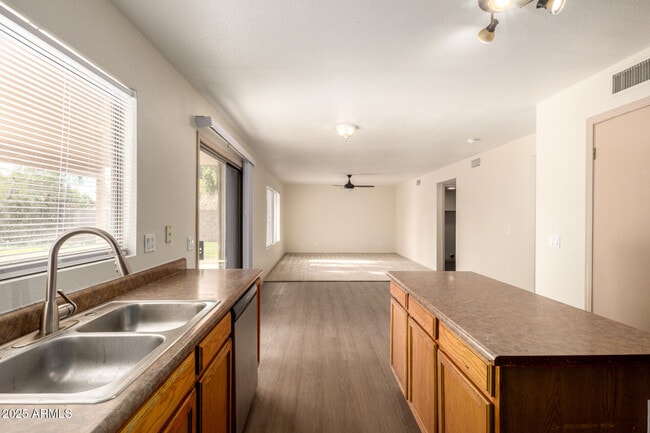 Building Photo - 10479 W Emerald Ln