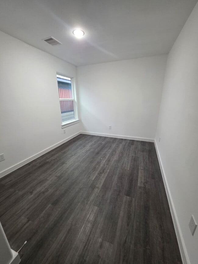 Building Photo - Stunning Duplex with Garage & Modern Finishes