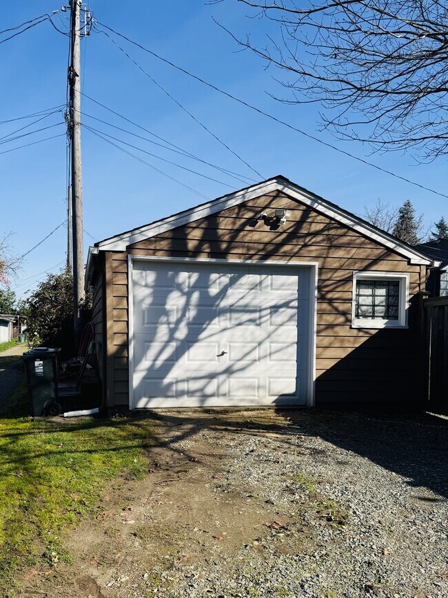 Building Photo - 1542 S Oakes St