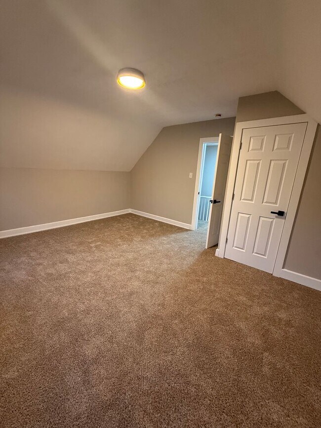 Building Photo - Welcome to this charming 3-bedroom, 2-bath...