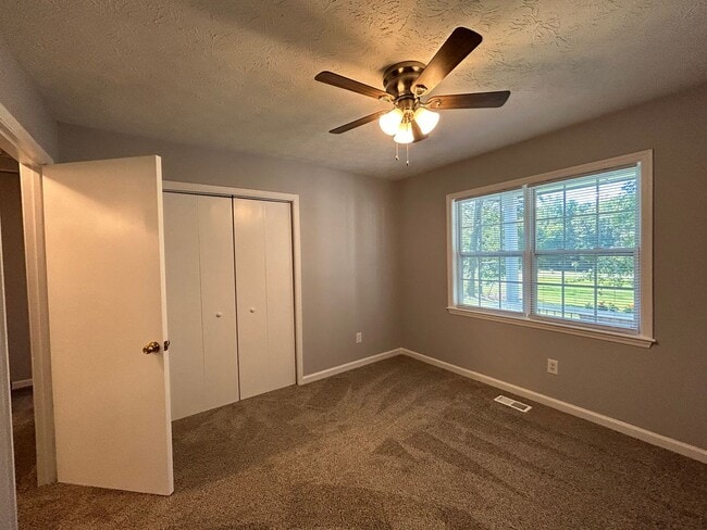 Building Photo - **ASK HOW YOU CAN MOVE IN WITH NO SECURITY DEPOSIT**8546 East Union Hill Rd: Ranch Home with 16x2...