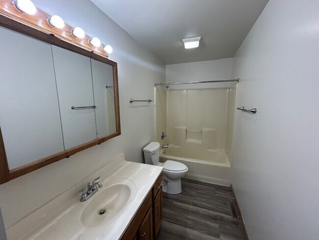 Building Photo - 2 bedroom 1.5 bath TOWNHOUSE with double private balconies and private view of the woods!