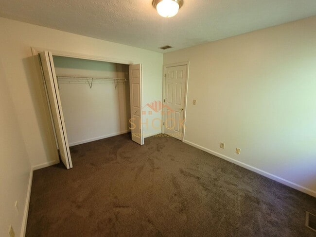 Building Photo - Large 3 BR Townhome/Condo - Available mid June