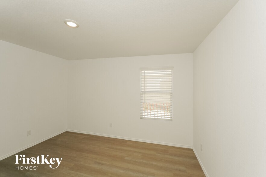 Building Photo - 10723 Vinateros Dr