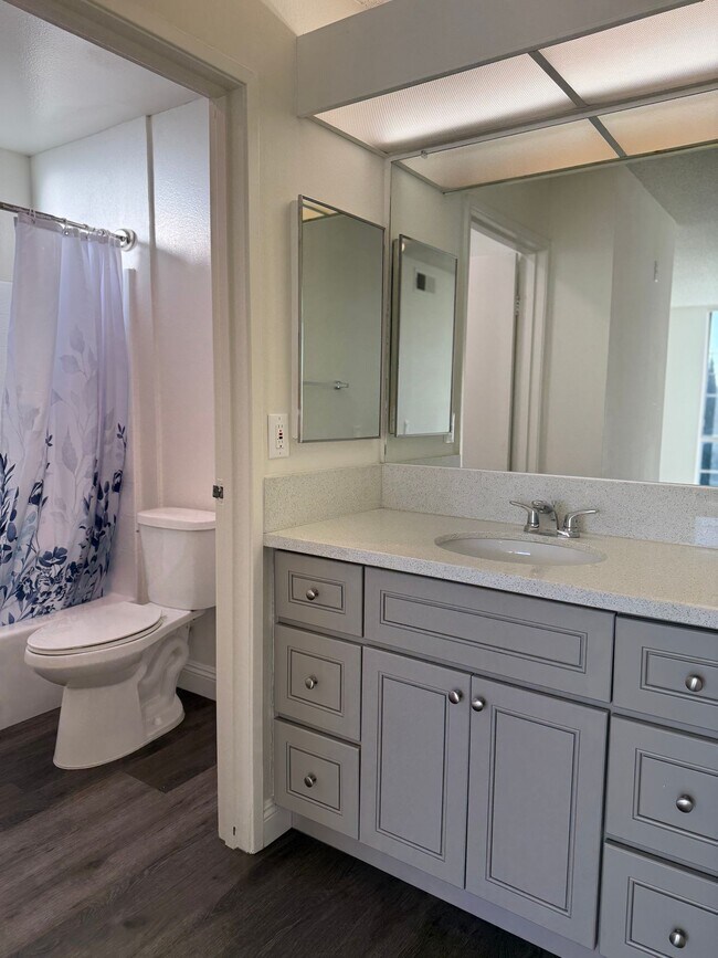 Building Photo - Clean & a Great Value Well Appointed Apartment