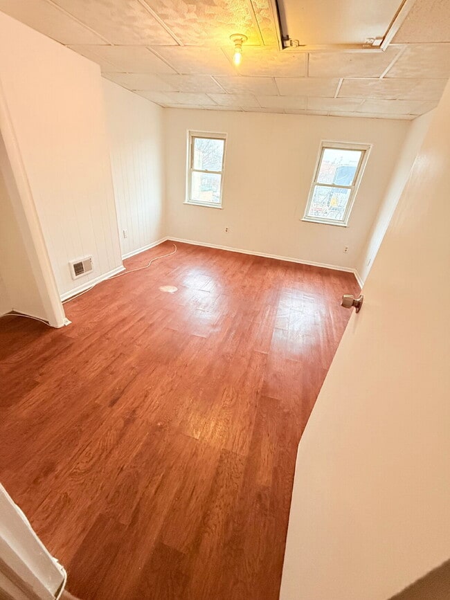 Building Photo - PERFECT FOR STUDENTS OR FAMILY NEEDING "IN-LAW SUITE"