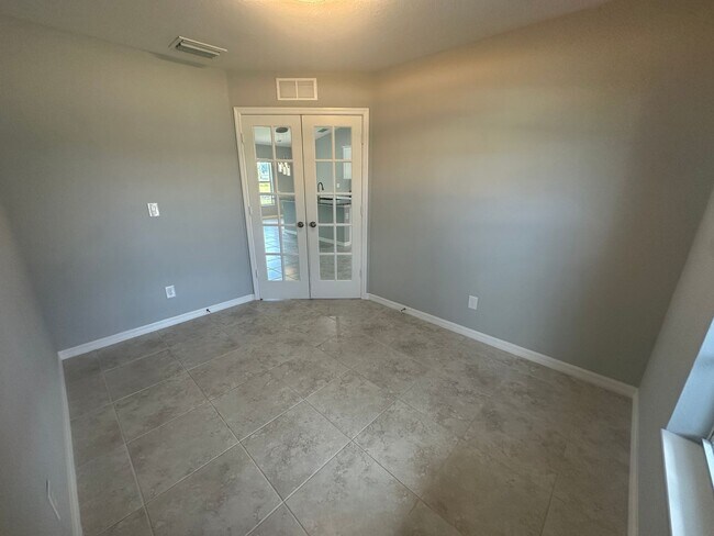 Building Photo - 3 Bedroom + Den - 2 Bathroom- NW Cape Coral