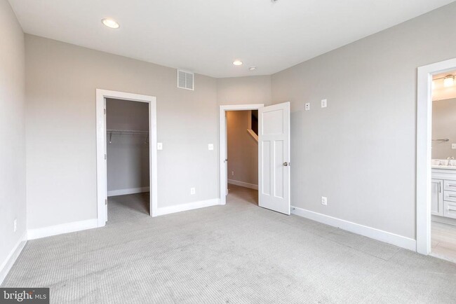 Building Photo - 909 Grundy St
