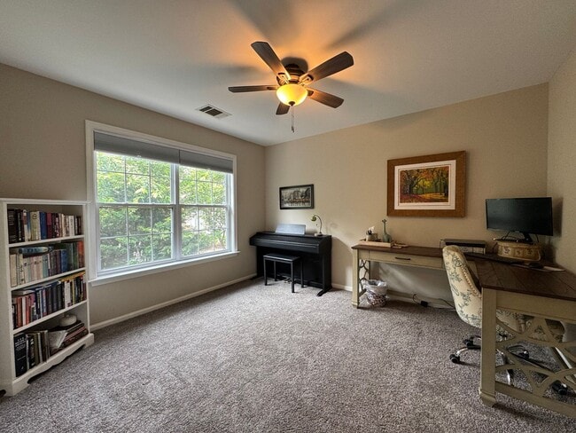 Building Photo - Stunning 4 Bed 3.5 Bath Single Family Home...