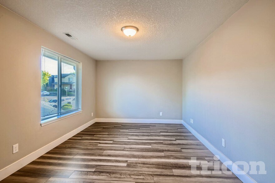 Building Photo - 13911 SE Alimaria Dr