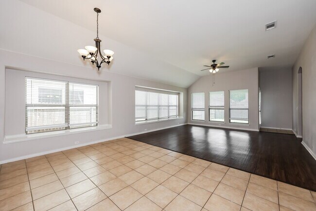 Building Photo - 636 Brooks St