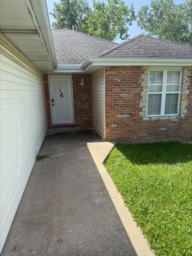 Building Photo - 2509 Southridge Dr
