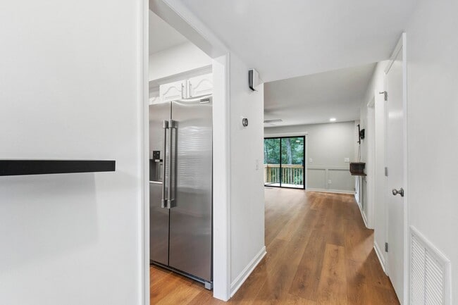 Building Photo - Rare Find: Updated and Modern End-Unit Tow...