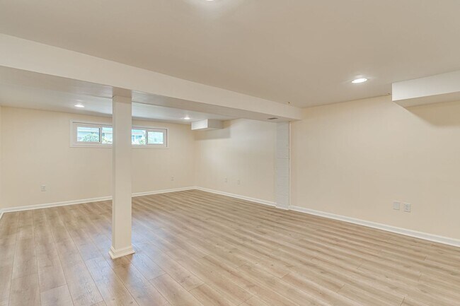 Building Photo - Charming 3+ BR single family home available now