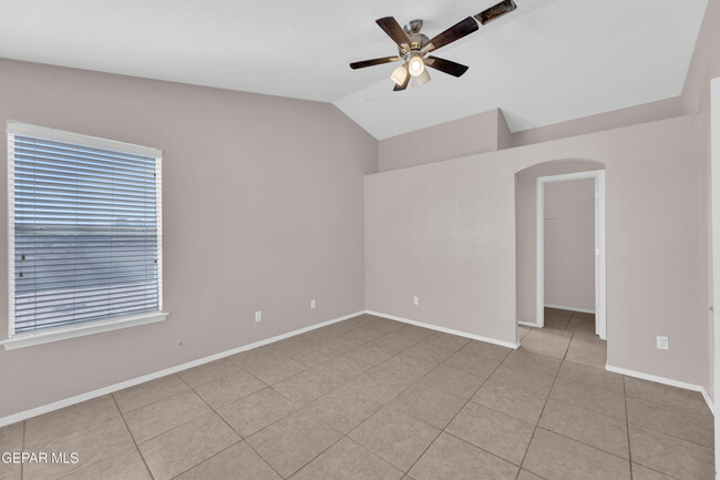 Building Photo - 11868 Oak Crossing Dr