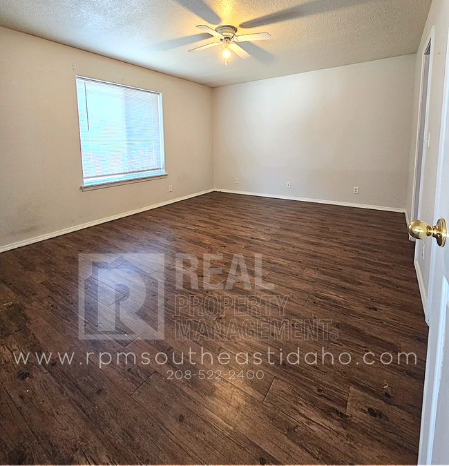 Building Photo - Spacious & Updated 2 Bedroom, 2 Bathroom Twin Home in Ammon with Fenced Backyard and Hookups (Ida...