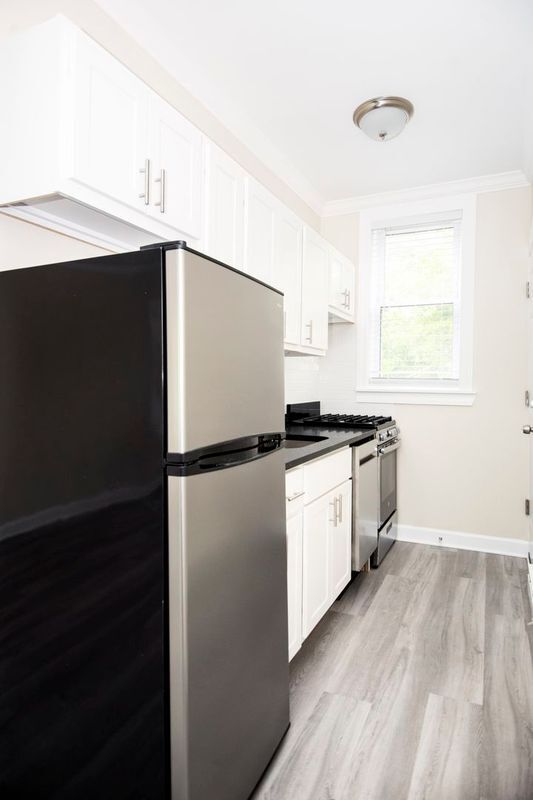 Building Photo - 646 W Roscoe St