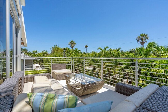 Building Photo - 230 W McIntyre St