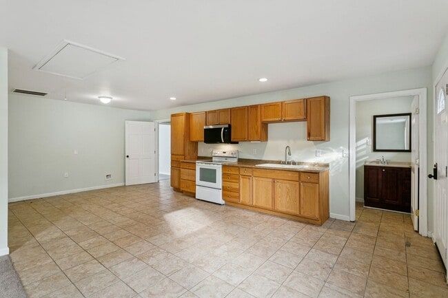 Building Photo - Updated Large Home with Private In-Law Suite Near Gloucester Main Street