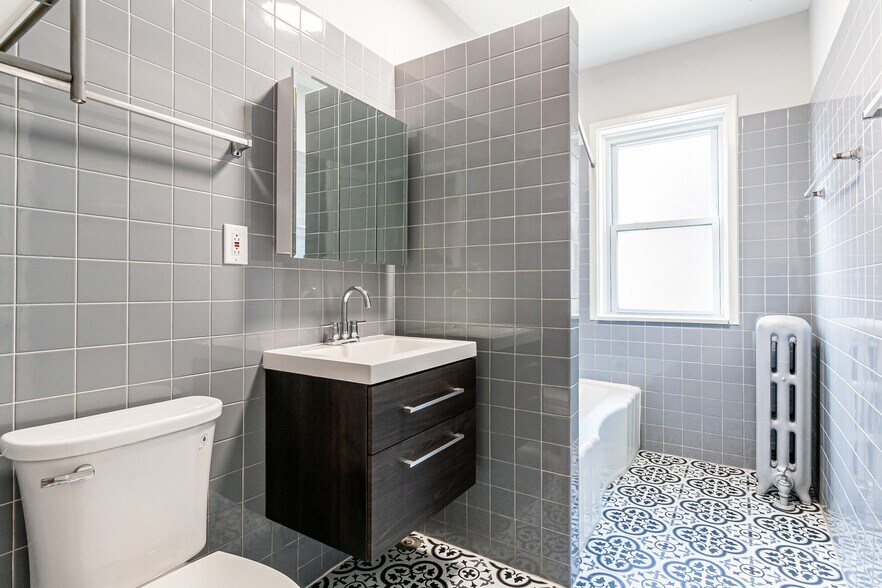 Building Photo - 1454 W Winnemac Ave