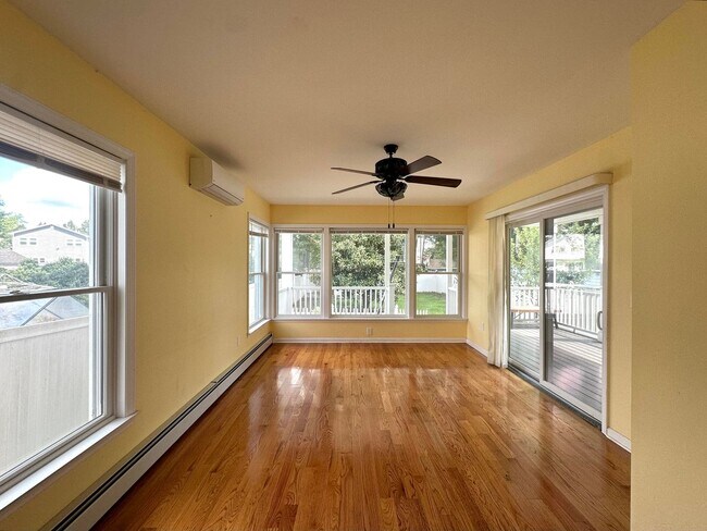 Building Photo - 321 Hemlock St