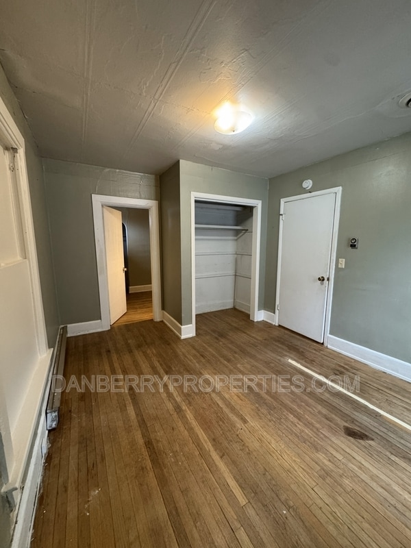 Building Photo - 915 N Main St