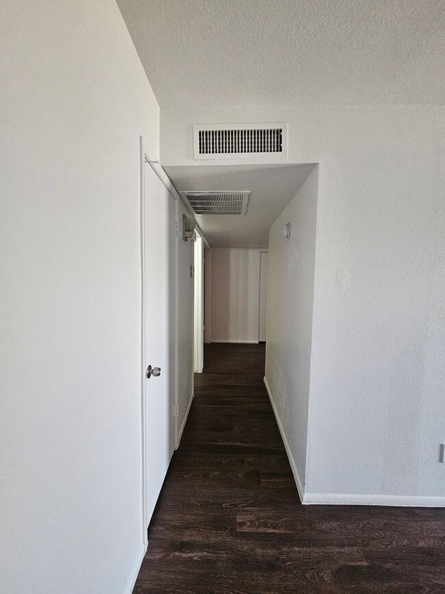 Building Photo - 3 bedroom 2 bath - North Phx home - single...