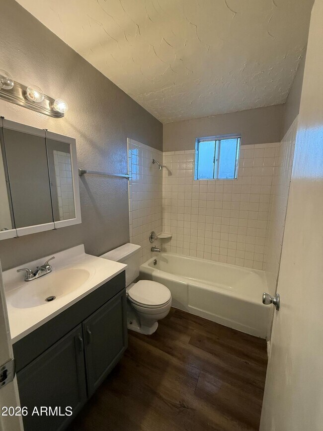 Building Photo - 102 E Ivy St