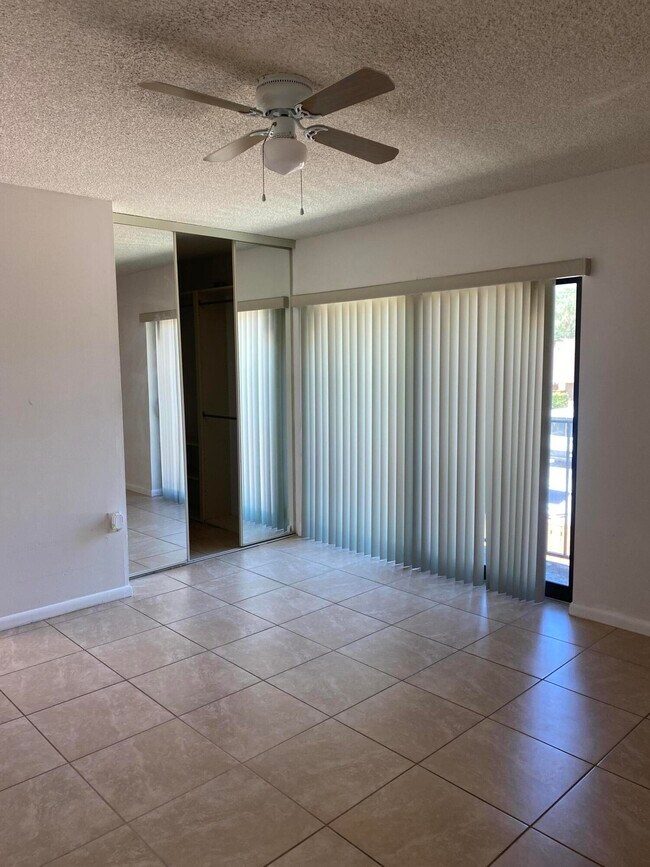 Building Photo - 222 Live Oak Ln