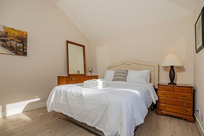 Building Photo - Fully Furnished! Prestige Luxury Single 5bed 3bath House