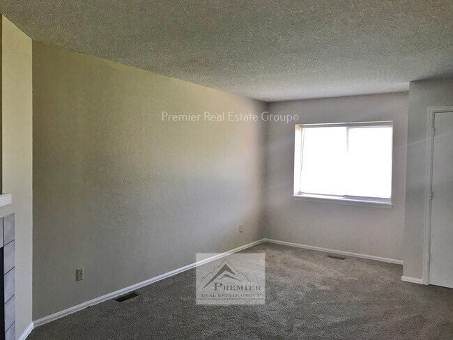 Building Photo - 513 Comanche Village Dr