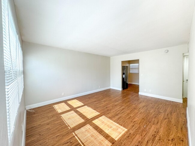 Building Photo - 821 3rd St
