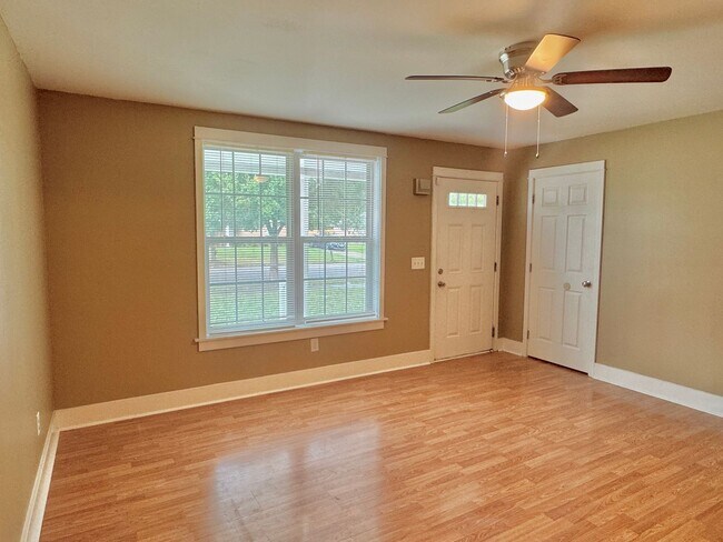 Building Photo - Charming 3-Bed, 2-Bath Home with Spacious ...