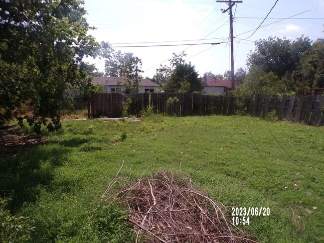 Building Photo - centrally located $200.00 off 1st  full month's rent