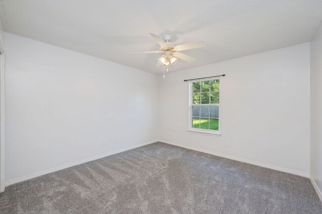 Building Photo - North Crestview Home!