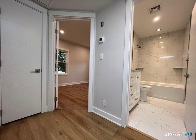 Building Photo - 429 Round Hill Rd