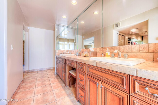 Building Photo - 7156 Oakmont Dr