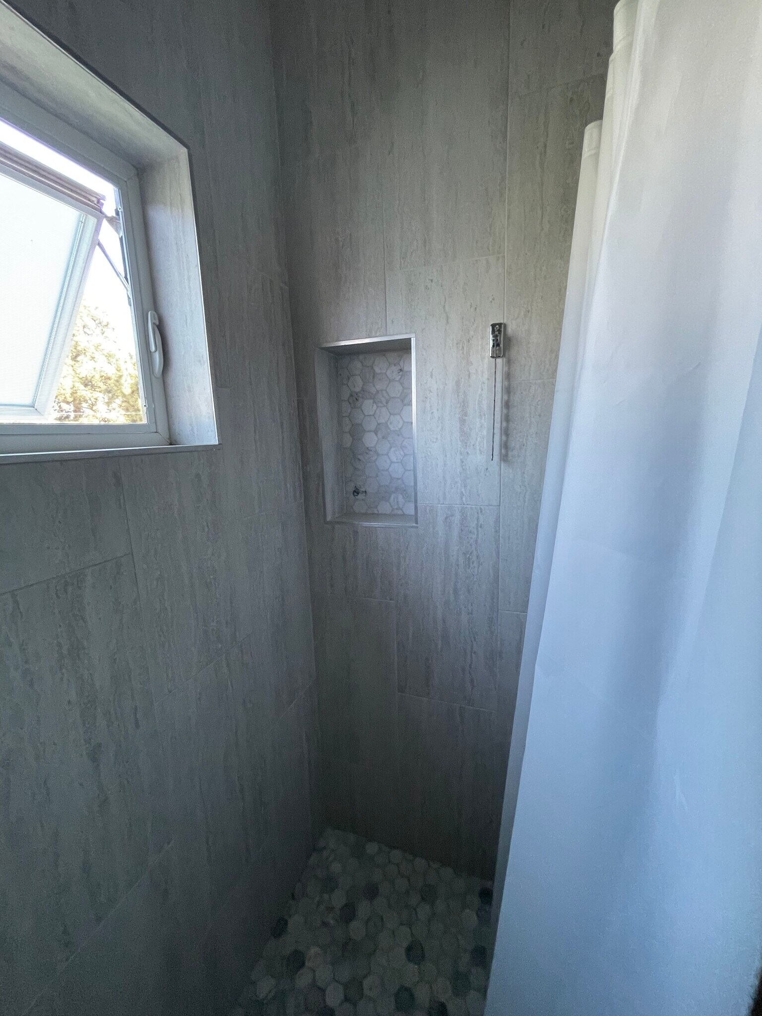 shower - 648 E Fairview Blvd