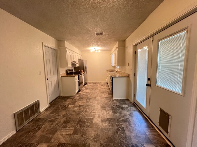 Building Photo - 417 E Linden Ln