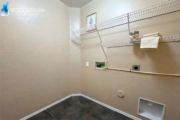 Building Photo - 2030 W Carson Rd