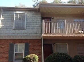 Building Photo - Upper Level 1-Bedroom at SALEM SQUARE!