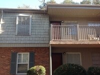 Building Photo - Upper Level 1-Bedroom at SALEM SQUARE!